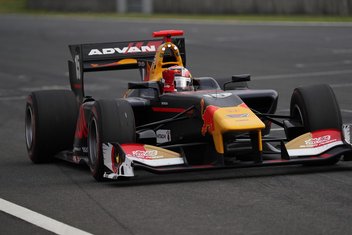 トップでゴールするピエール・ガスリー（TEAM MUGEN SF14）