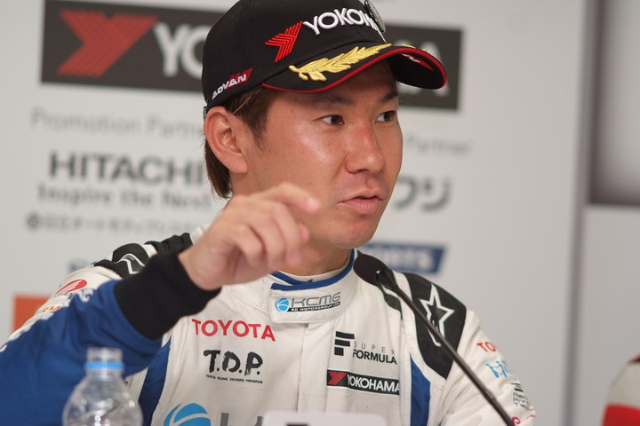 決勝記者会見: 2位の小林可夢偉（KCMG）