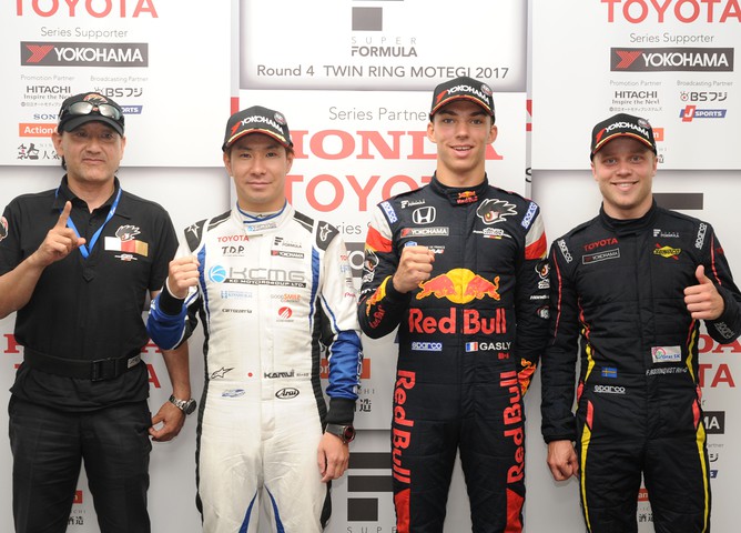 決勝フォトセッション: トップ3人と優勝チーム監督