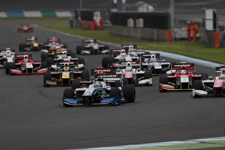 52周の決勝レースがスタートした