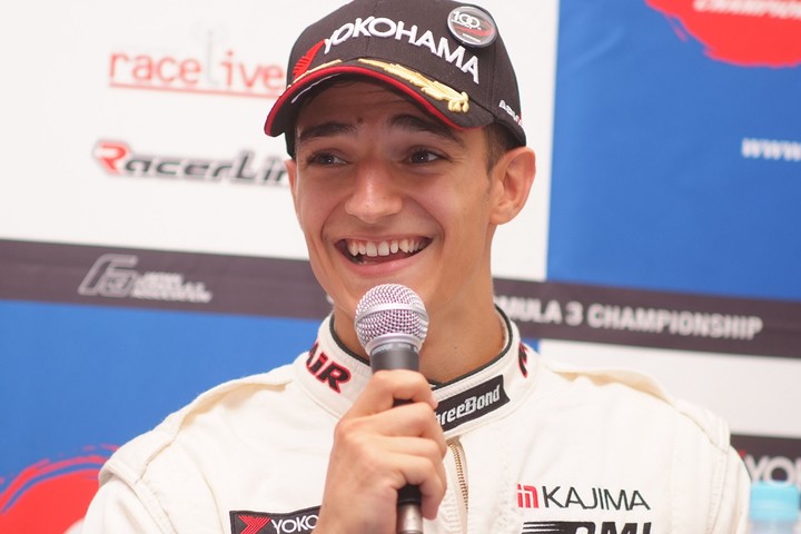 決勝記者会見: 2位のアレックス・パロウ（ThreeBond Racing with DRAGO CORSE）