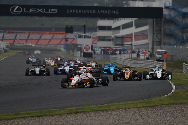 15周の決勝レースがスタートした