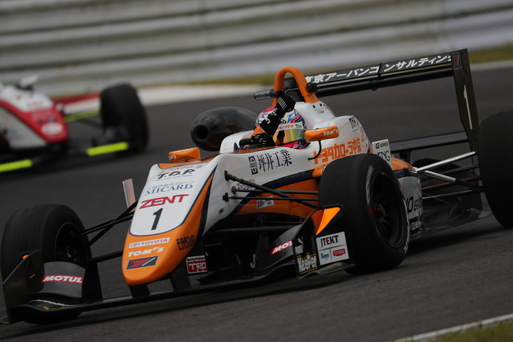 優勝して手を振る坪井翔（カローラ中京Kuo TEAM TOM'S）