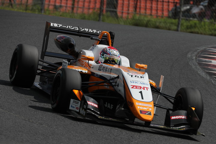 第17戦、第18戦ともポールポジションの坪井翔（カローラ中京Kuo TOM'S F317）