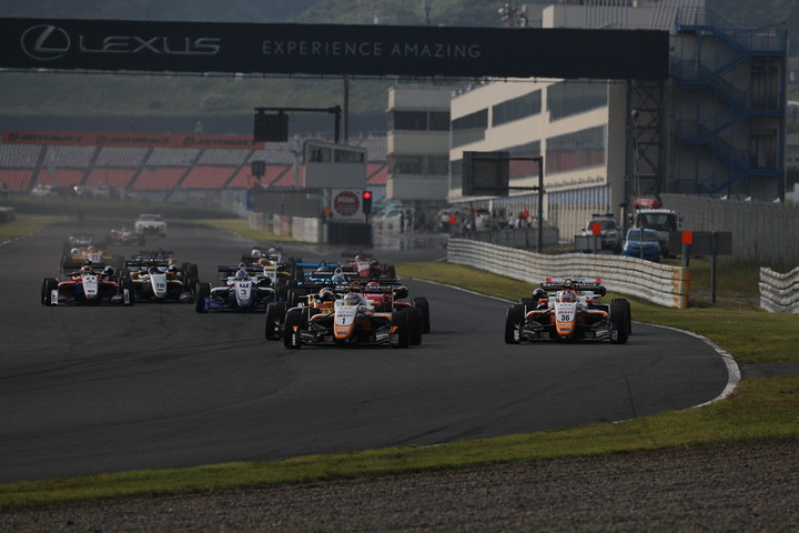 21周の決勝レースがスタートした