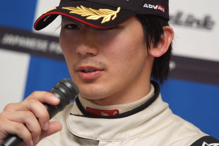 決勝記者会見: Nクラス優勝の長谷川綾哉（ALBIREX RACING TEAM）