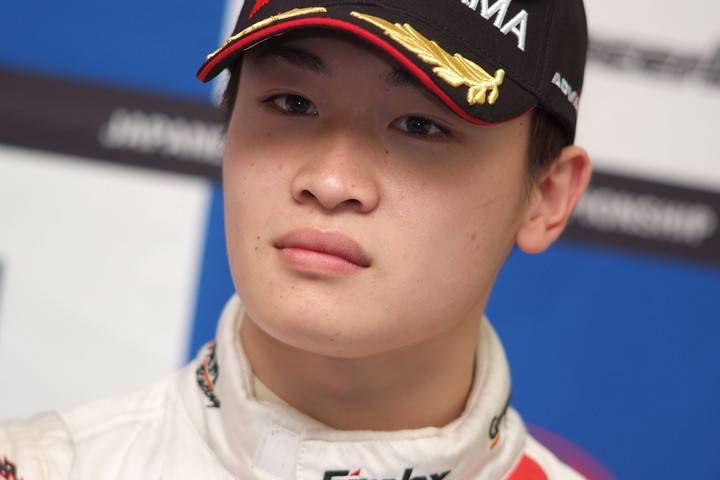 決勝記者会見: 3位の阪口晴南（HFDP RACING）