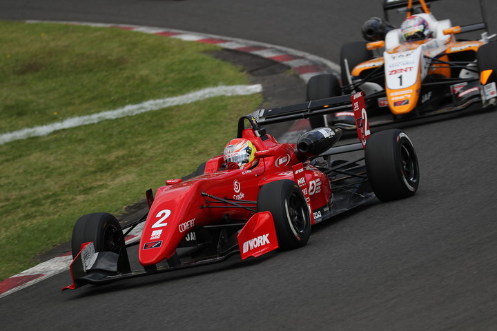 レース序盤の大津弘樹と坪井翔のトップ争い