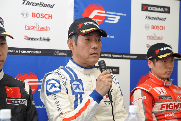 決勝記者会見: Nクラス、トップでゴールした久保田克昭（HANASHIMA RACING）だったがペナルティーで降格2位