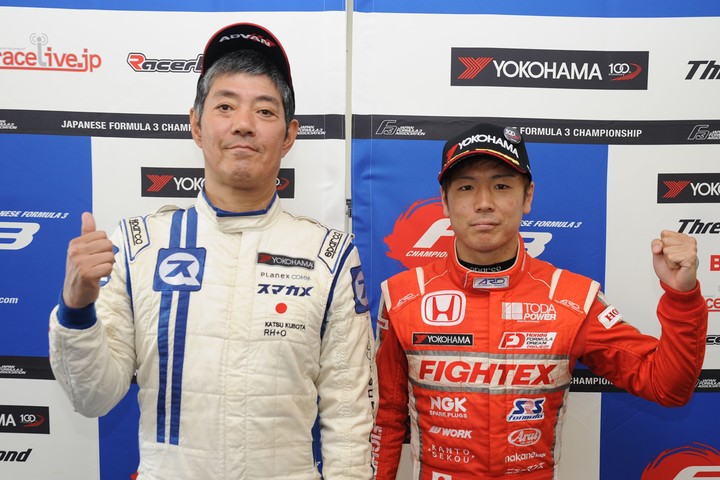 決勝フォトセッション: Nクラスで優勝したはずだった久保田克昭（この後ペナルティーで2位）と総合優勝の大津弘樹