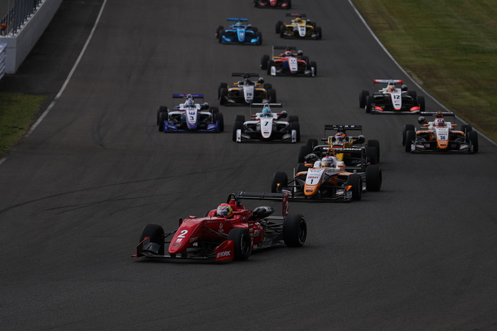 25周の決勝レースがスタートした