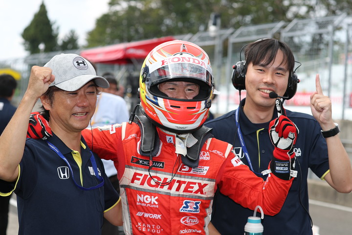 優勝した大津弘樹と加藤寛規監督（左）