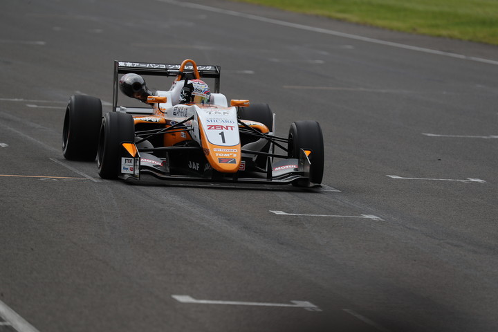 トップでゴールする坪井翔（カローラ中京Kuo TOM'S F317）