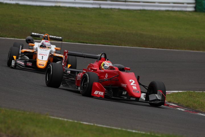 レース序盤の大津弘樹と坪井翔の接近戦