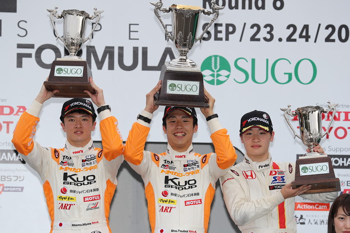 表彰式: 優勝・坪井翔（中央）、2位・宮田莉朋（左）、3位・阪口晴南（右）