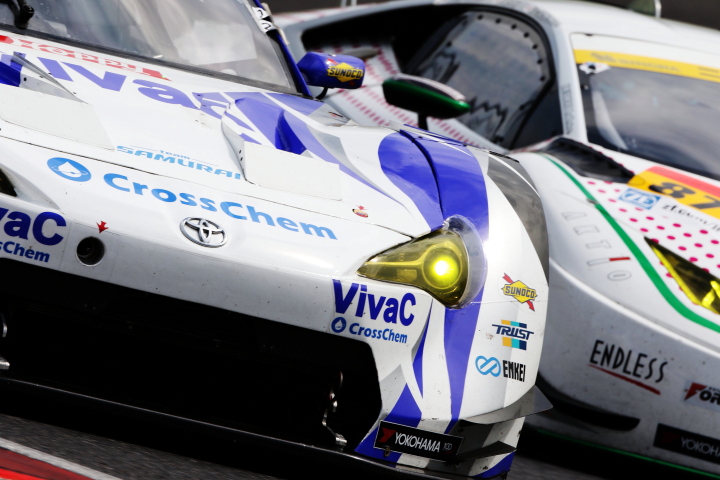 フリー走行: 松井孝允／山下健太／近藤翼組（VivaC 86 MC） vs 細川慎弥／佐藤公哉／元嶋佑弥組（ショップチャンネルランボルギーニ GT3）