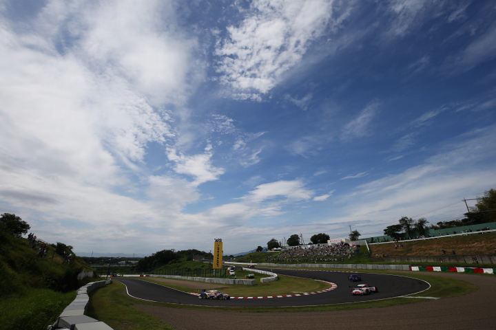 フリー走行: ヘアピンを走行するGTマシン