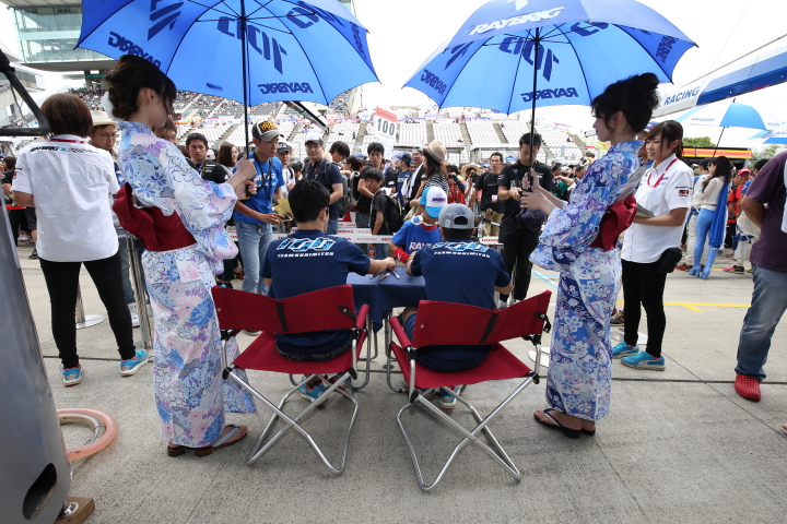 ピットウォーク: 山本尚貴と伊沢拓也（TEAM KUNIMITSU）