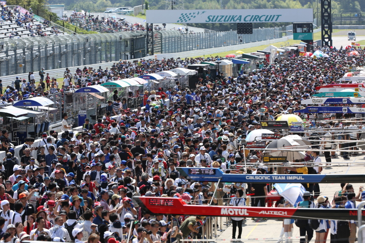 ピットウォーク: 人、人、人……