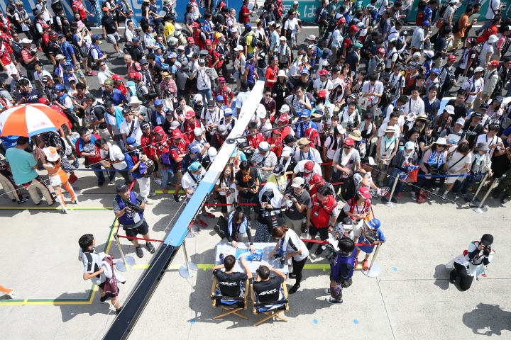 ピットウォーク: 大人気のコンドーレーシング