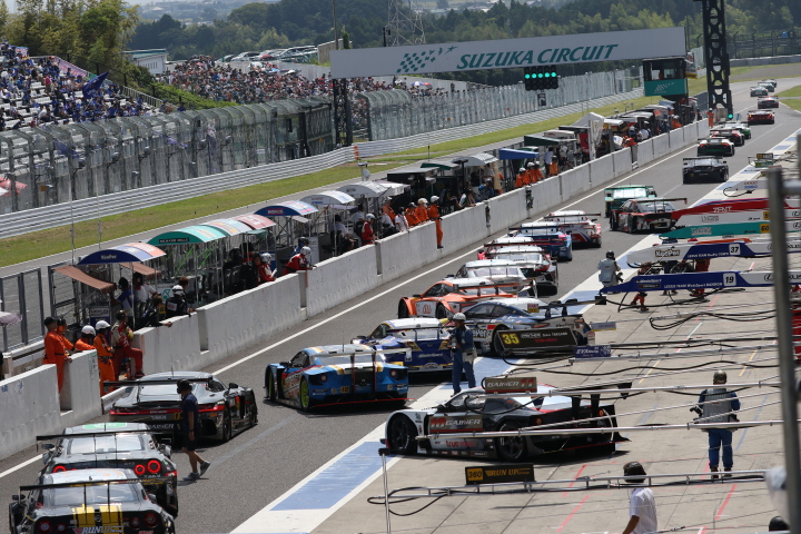 ウォームアップ: ピットアウトするGTマシン