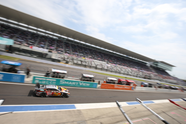 ウォームアップ: 中山雄一／坪井翔組（JMS P.MU LMcorsa RC F GT3）