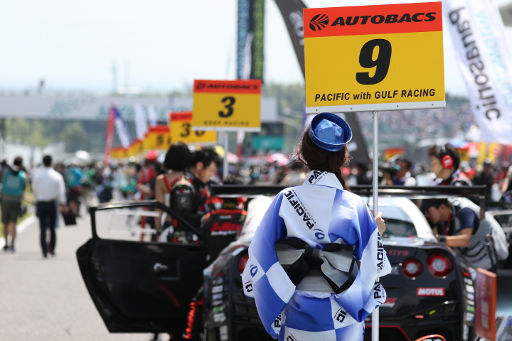 スタート進行: グリッドに整列したGTマシン