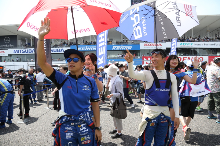 スタート進行: 井口卓人と山内英輝（R&D SPORT）