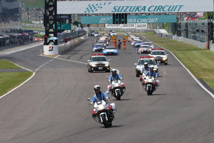 決勝レース: 三重県警のパレードラップ