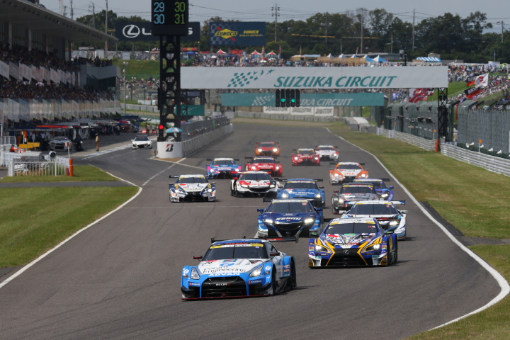 決勝レース: GT500クラスのスタートシーン