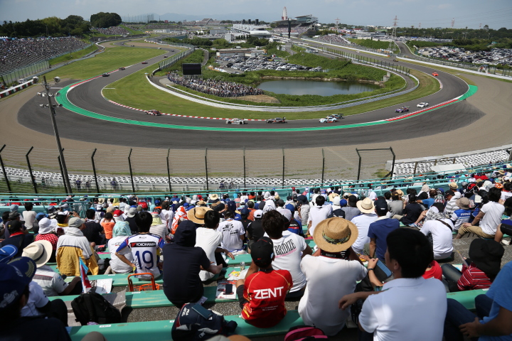 決勝レース: 観客席から1～2コーナーを望む