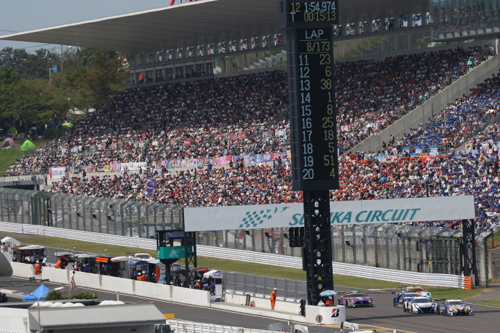 決勝レース: ストレートを疾走するGTマシン