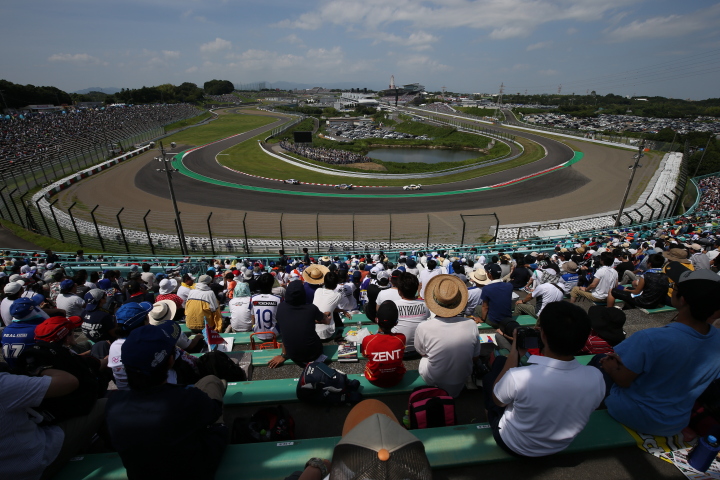 決勝レース: 観客席から1～2コーナーを望む