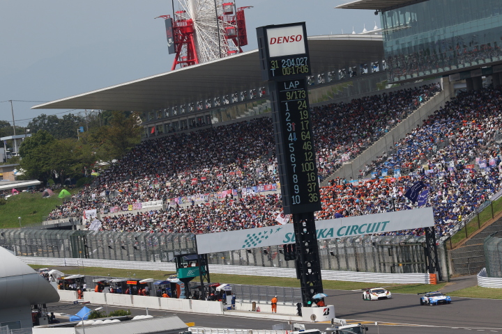 決勝レース: ストレートを疾走するGTマシン