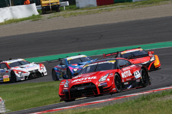 決勝レース: 松田次生／ロニー・クインタレッリ組（MOTUL AUTECH GT-R）