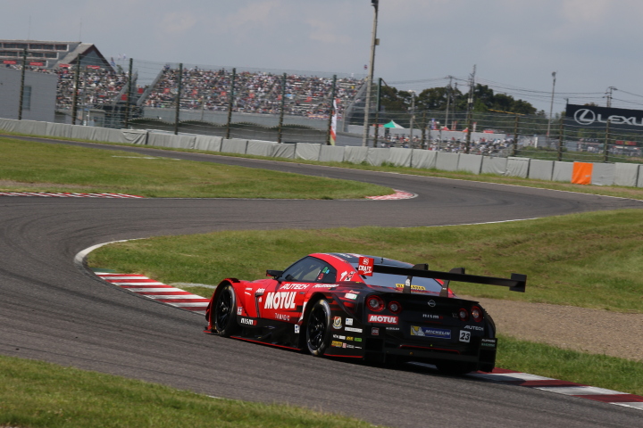 決勝レース: 松田次生／ロニー・クインタレッリ組（MOTUL AUTECH GT-R）