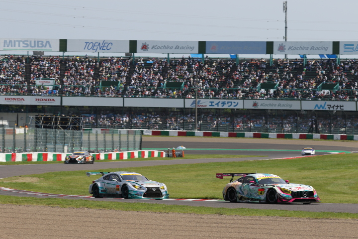 決勝レース: グッドスマイル初音ミクAMG vs SYNTIUM LMcorsa RC F GT3