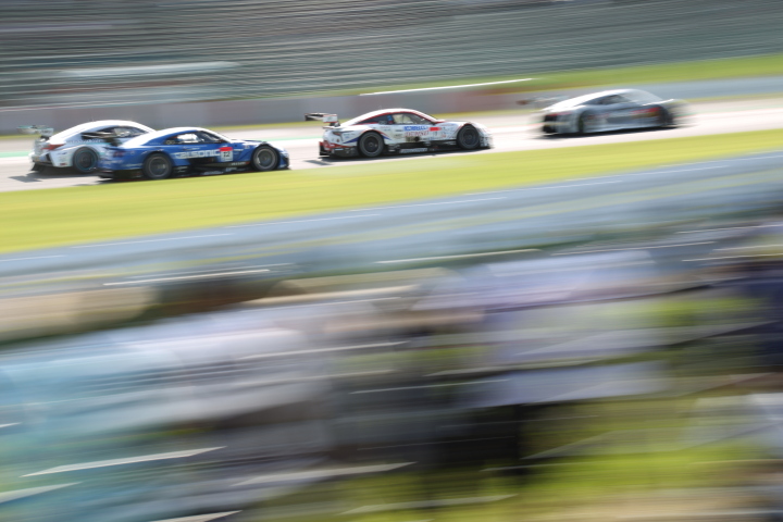 決勝レース: 2コーナーを疾走するGTマシン