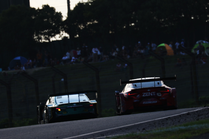 決勝レース: 立川祐路／石浦宏明組（ZENT CERUMO LC500）