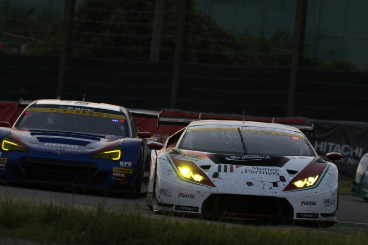 決勝レース: 山内英輝（SUBARU BRZ R&D SPORT） vs 織戸学（マネパランボルギーニ GT3）