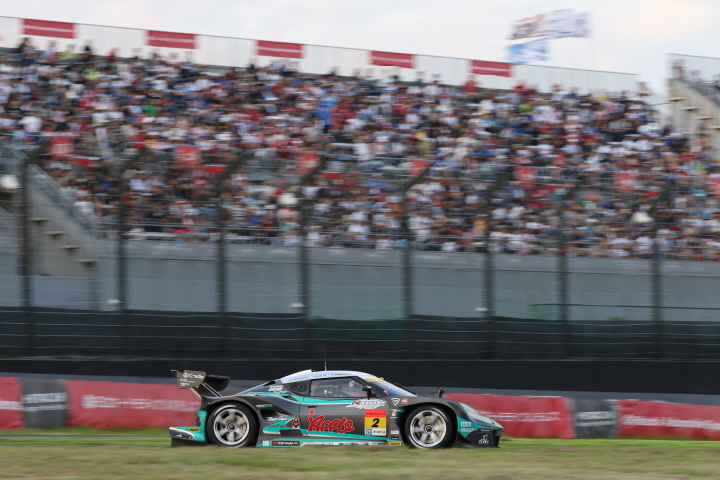 決勝レース: 高橋一穂／加藤寛規／濱口弘組（シンティアム・アップル・ロータス）