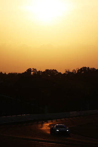 決勝レース: 夕日をバックにしたGTマシン