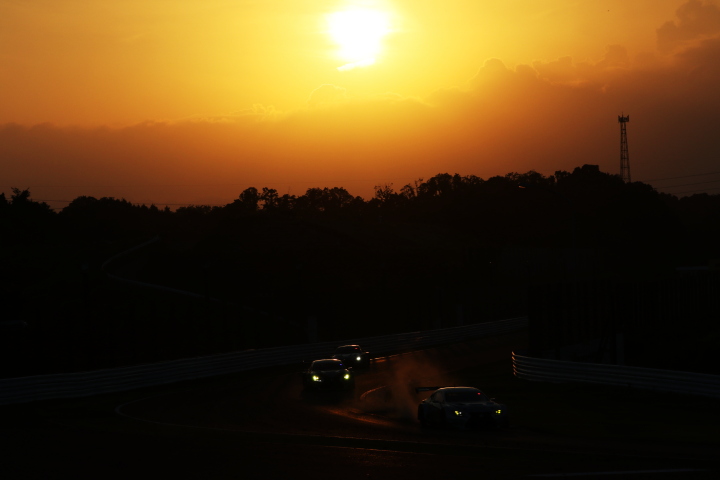 決勝レース: 夕日をバックにしたGTマシン