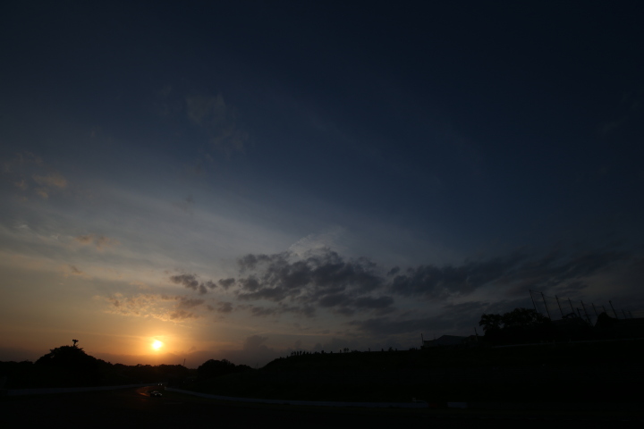 決勝レース: 鈴鹿山脈に日が落ちる