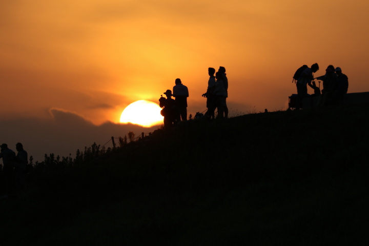 決勝レース: 夕日をバックにした観客