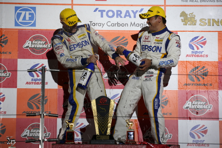 表彰式: GT500クラスで優勝したベルトラン・バゲットと松浦孝亮のシャンパンファイト