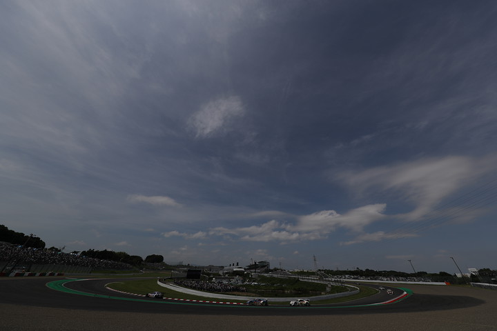 青空の下1コーナーから2コーナーをゆくGTマシン