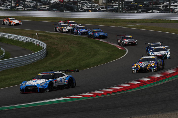 1000kmレースがスタートした。GT500クラス、オープニングラップの2コーナー