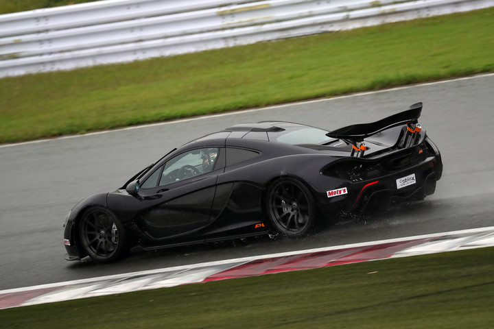 マクラーレンP1のデモラン