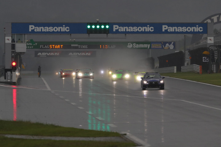 雨のためセーフティーカーでのスタートが切られた